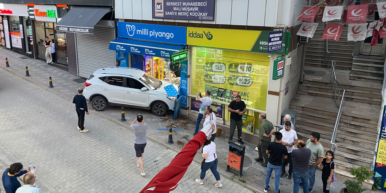 Kontrolden çıkan otomobil iş yerine daldı, facianın eşiğinden dönüldü