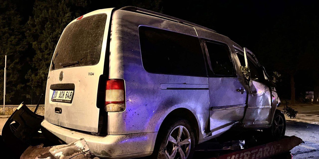 Hafif Ticari Araç, Ağaca Ve Aydınlatma Direğine Çarptı: 2 Ölü