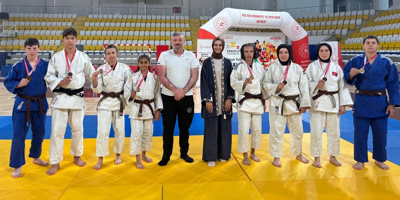 Rize Gençlik ve Spor Takımı Bayburt’tan 8 Madalya ile döndü