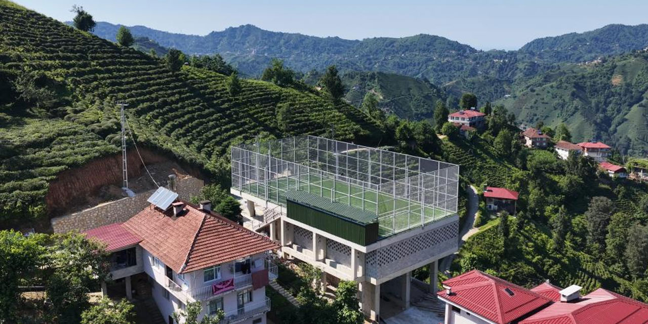 Rize'de düz alan bulamayınca çay alım yerinin üstü halı saha oldu