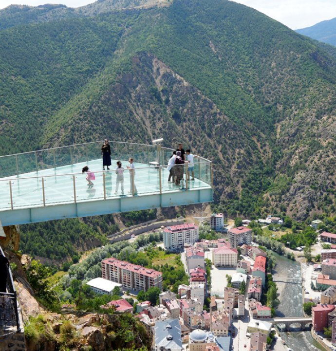 Torul Kalesi Cam Seyir Terası, yaz sıcaklarında ziyaretçilerin uğrak noktası oldu