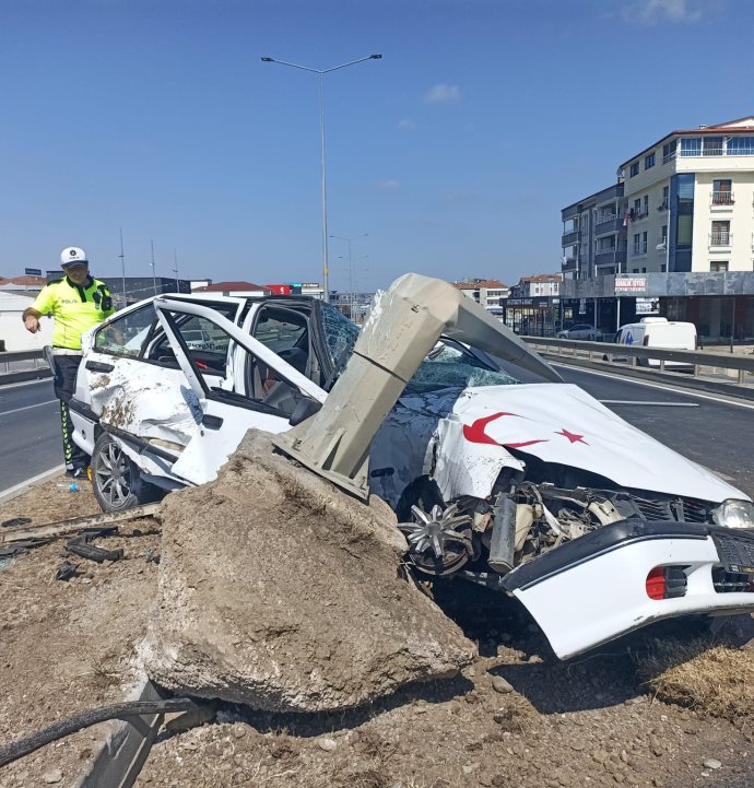Bafra'da otomobil aydınlatma direğine çarptı, sürücü yaralandı