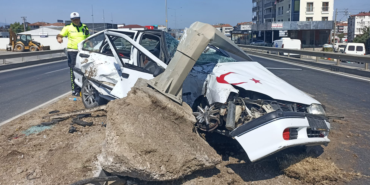 Bafra'da otomobil aydınlatma direğine çarptı, sürücü yaralandı