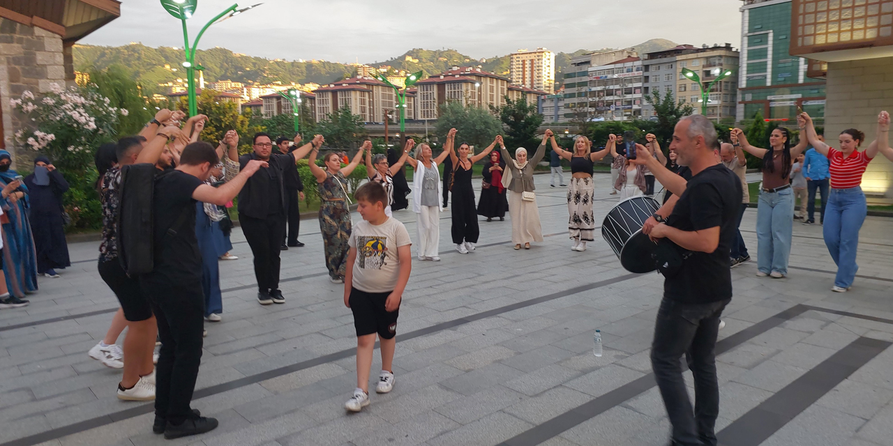 Yunan turistler dev çay bardağının altında yunan ezgileriyle horon oynadı