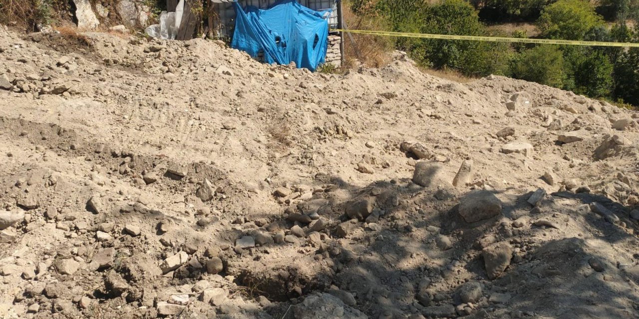 Ekskavatörle Kaçak Kazı Yapan 11 Kişiye Suçüstü