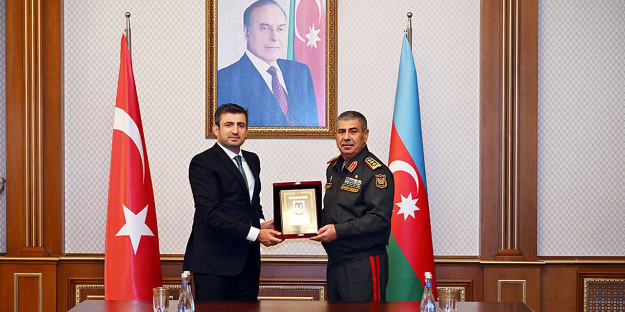 Baykar Yönetim Kurulu Başkanı Bayraktar, Azerbaycan Savunma Bakanı Hasanov'la görüştü