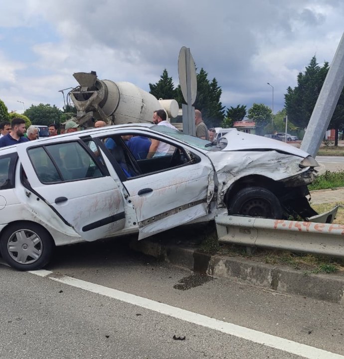 Giresun'da iki otomobilin çarpışması sonucu 1'i çocuk 5 kişi yaralandı
