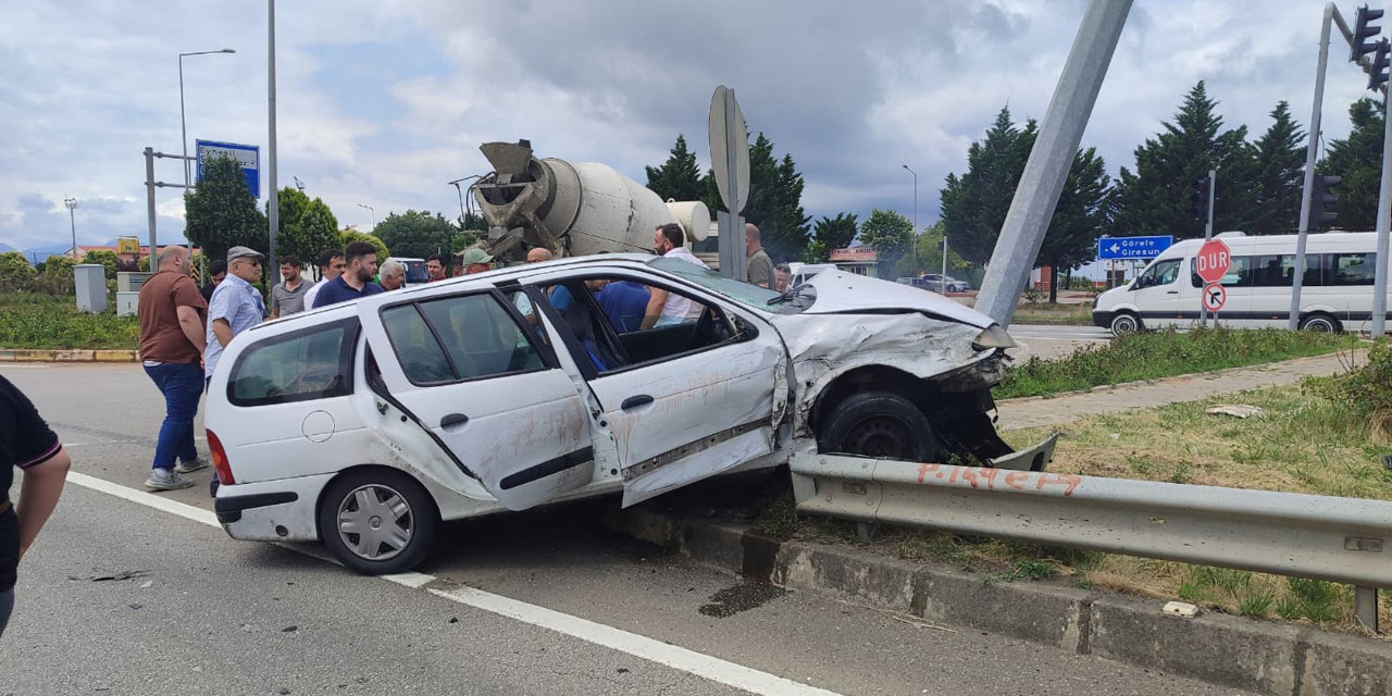 Giresun'da iki otomobilin çarpışması sonucu 1'i çocuk 5 kişi yaralandı