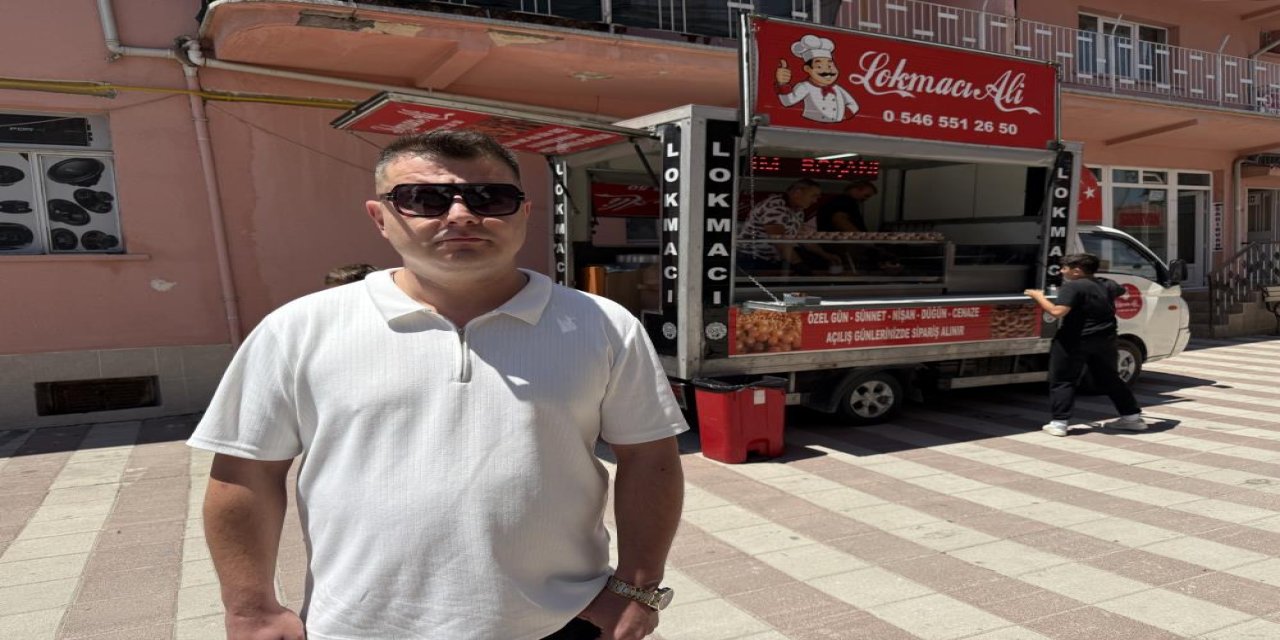 Boşanmasını lokma dağıtarak kutladı