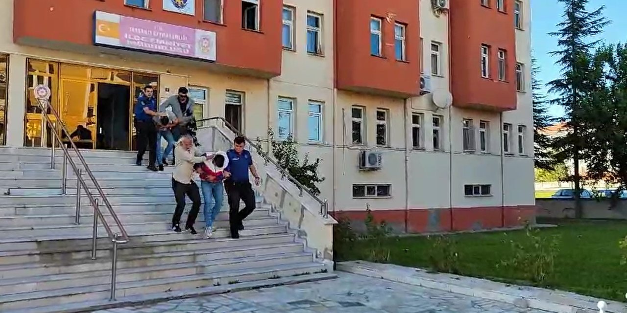 Otomobilin Teyp Kısmında Uyuşturucu Bulundu, 2 Kardeş Tutuklandı