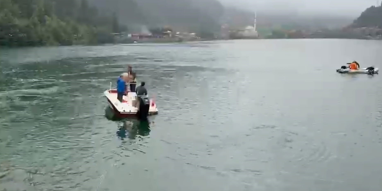 Uzungöl'e düşen çantayı kurtarmak için suya atlayan 2 Arap turistten 1'i kurtuldu, birisi kayıp
