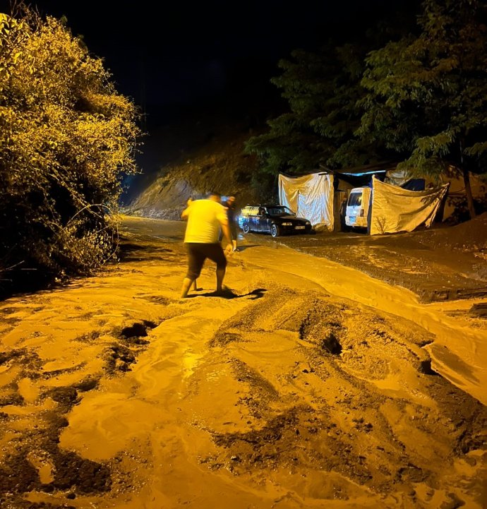 Artvin’de gece etkili olan sağanak taşkınlara neden oldu