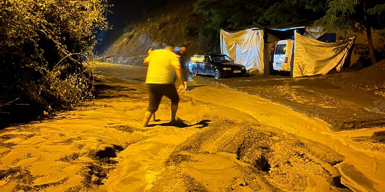 Artvin’de gece etkili olan sağanak taşkınlara neden oldu