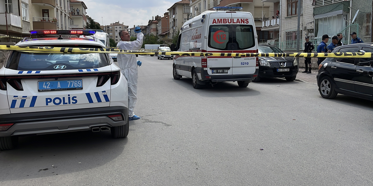 Üvey annesi ile kız kardeşinin boğazını keserek öldürdü