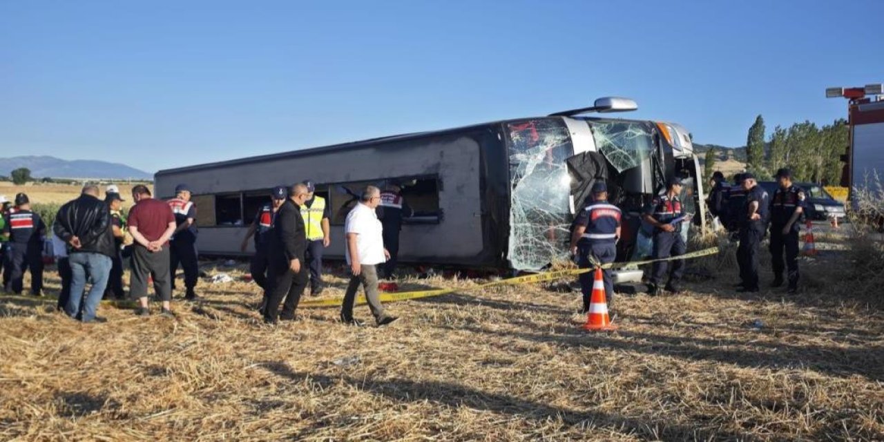 Amasya'da yolcu otobüsü devrildi: 2'si ağır 46 yaralı