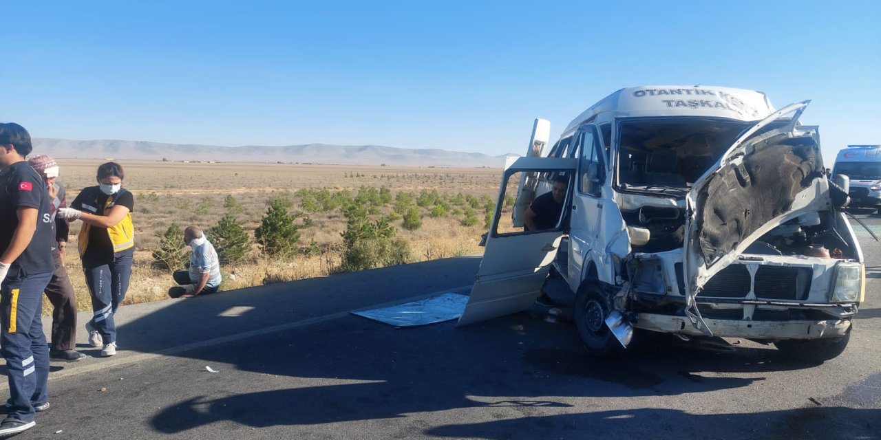 Lastiği Patlayan Yolcu Minibüsü Devrildi: 1 Ölü, 11 Yaralı