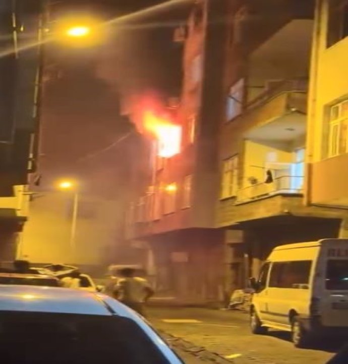 Artvin'in Hopa ilçesinde ev yangını