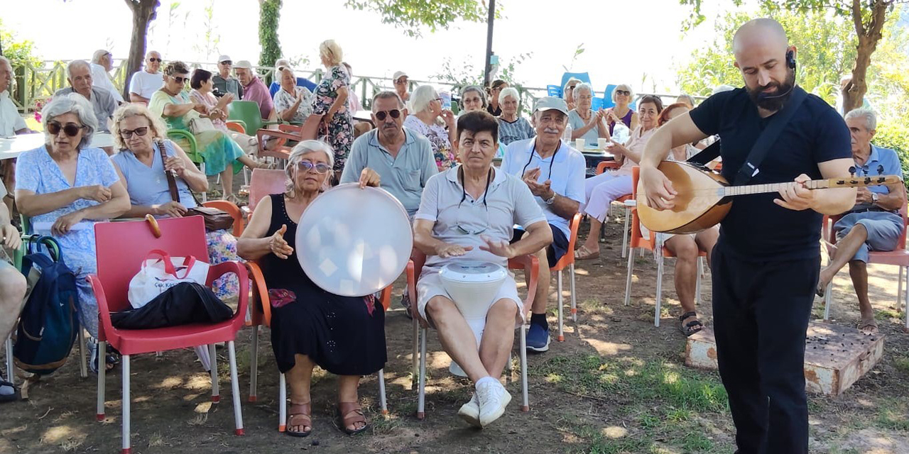 Muratpaşa’da yaşlılar türkülerle buluşuyor