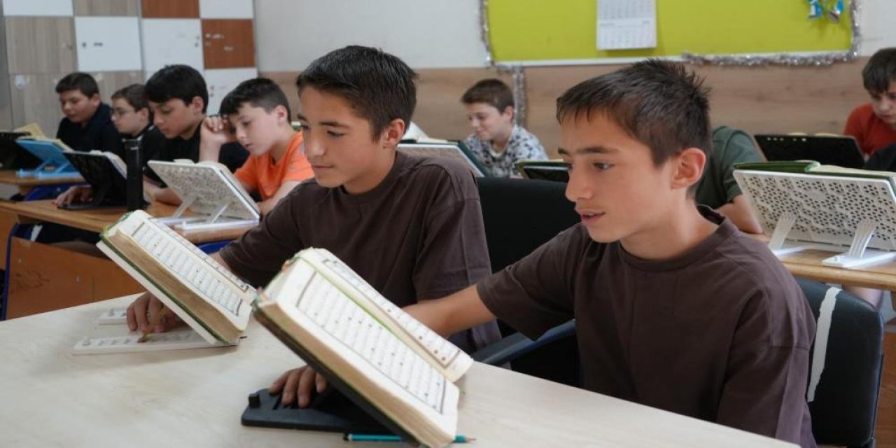 13 yaşındaki ikiz kardeşler birlikte Kur'an-ı Kerim'i ezberleyerek hafız oldu
