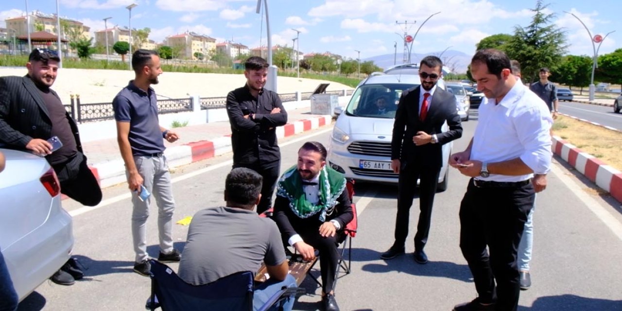 Düğün Konvoyunun Önünü Keserek Damatla Tavla Oynayıp, Bahşiş Aldılar