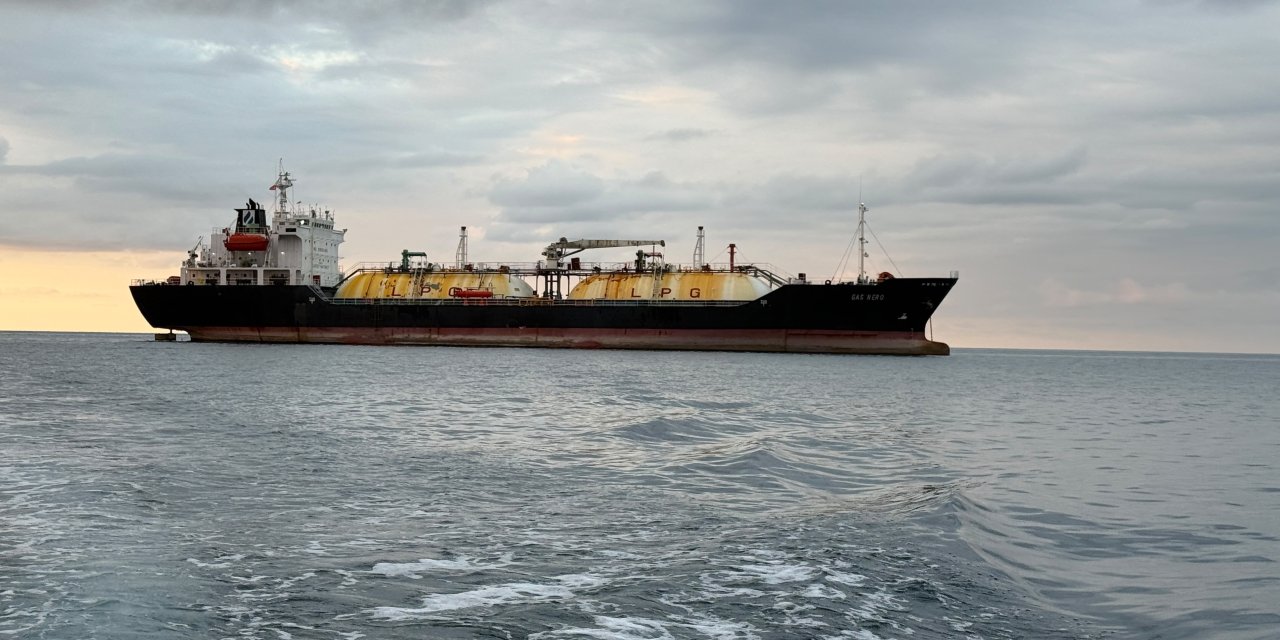 Karadeniz'de dron saldırısına uğrayan LPG tankeri Sürmene Tersanesi'nde tamir edilmeyi bekliyor