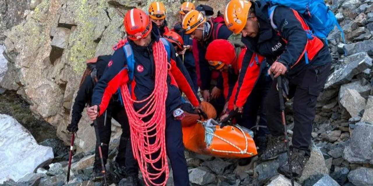 Rize'de Dağcı Kurtarma Operasyonu: Yaralı Helikopterle Erzurum'a Sevk Edildi
