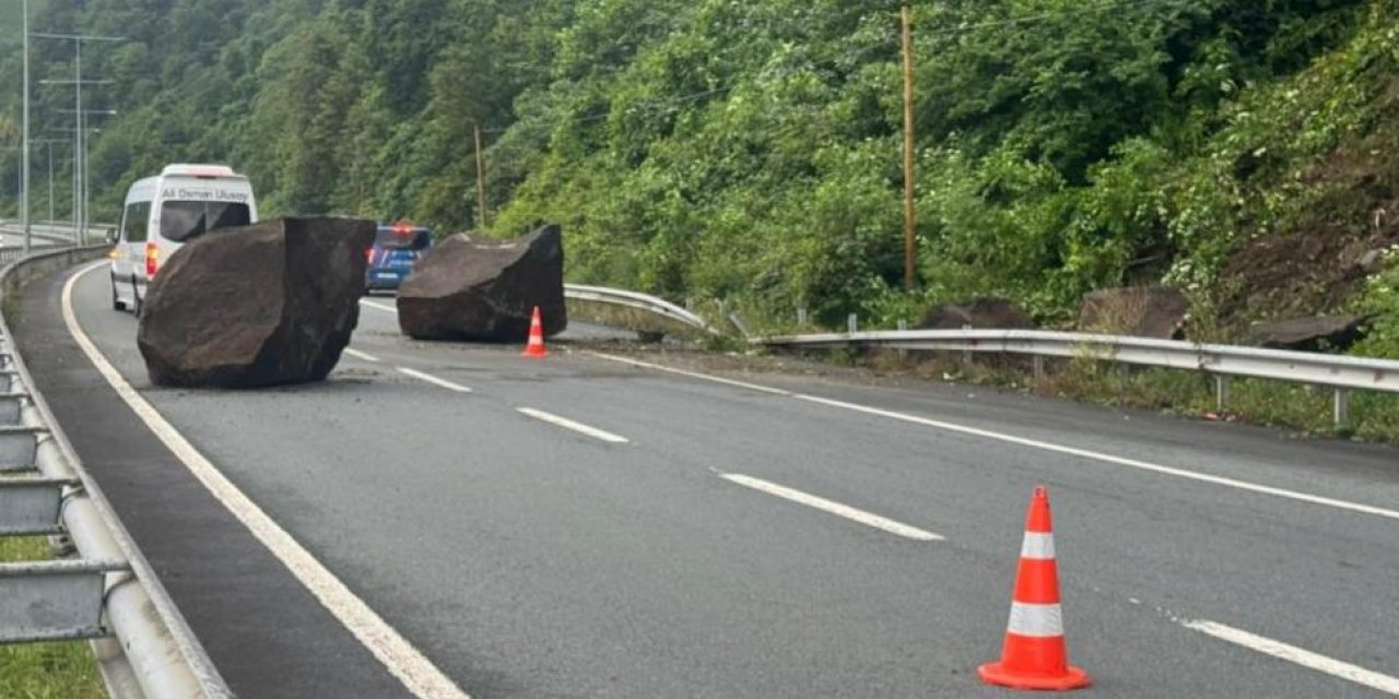 Rize'de yamaçtan kopan dev kayalar Karadeniz Sahil Yolu’na düştü
