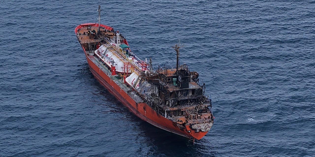 Karadeniz’de dron saldırılarında hasar alan bir gemi daha Trabzon’a geldi