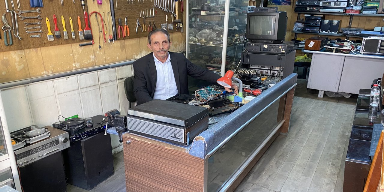 80'ler Sokağı'nın zamana direnen son ustası: Yarım asırdır geçmişin sesini onarıyor