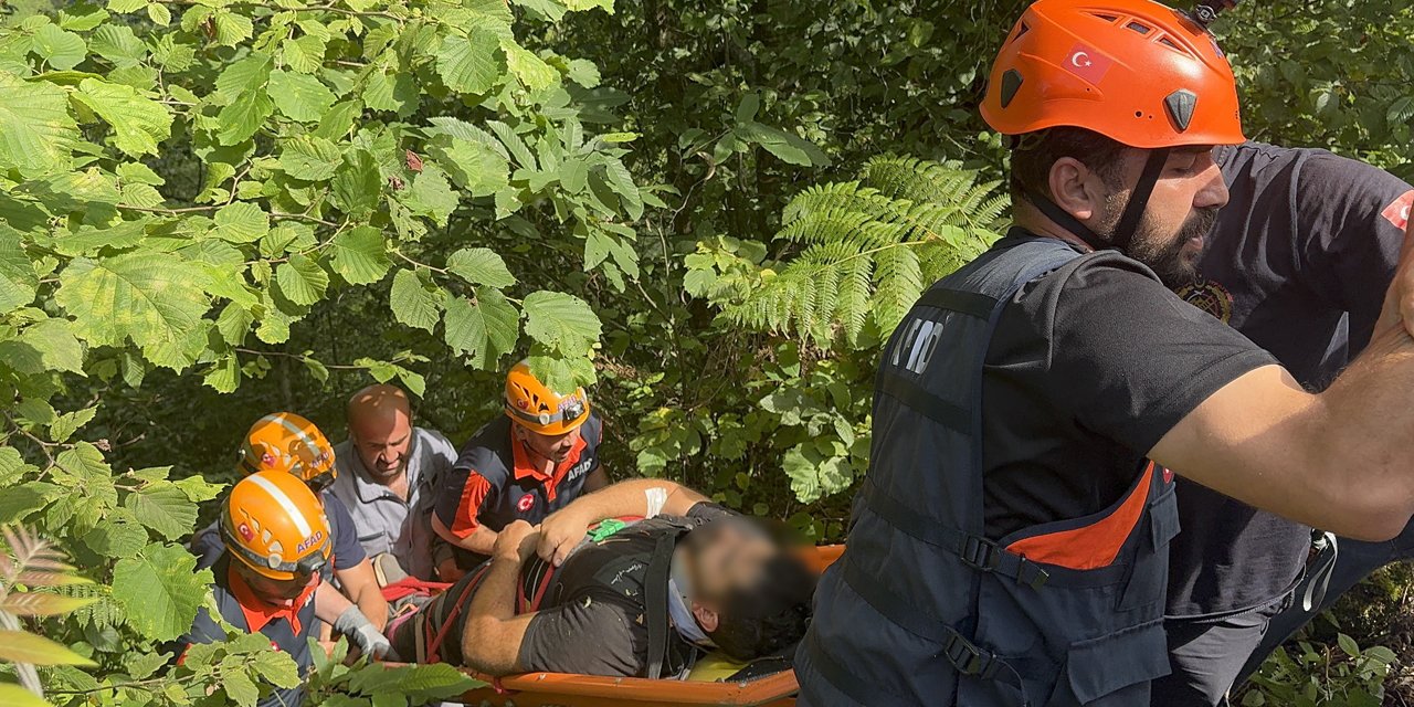 Rize’de uçuruma yuvarlanan iş makinesinin operatörü yaralandı