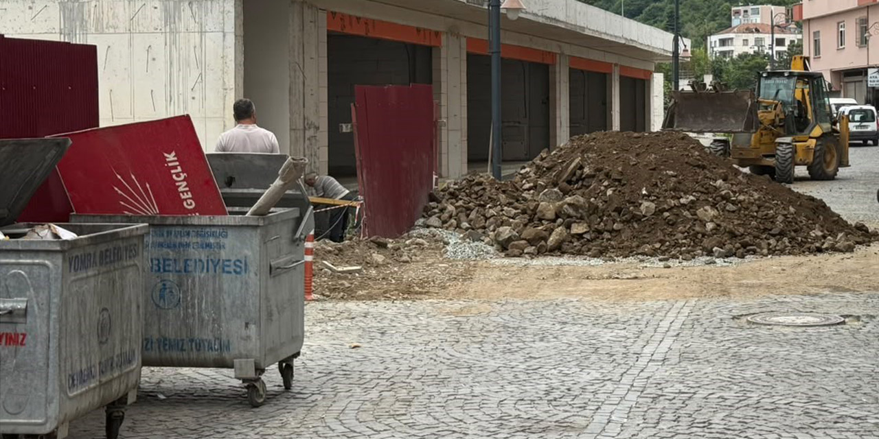 CHP'den ayrıldılar, parti tabelasını çöpe attılar