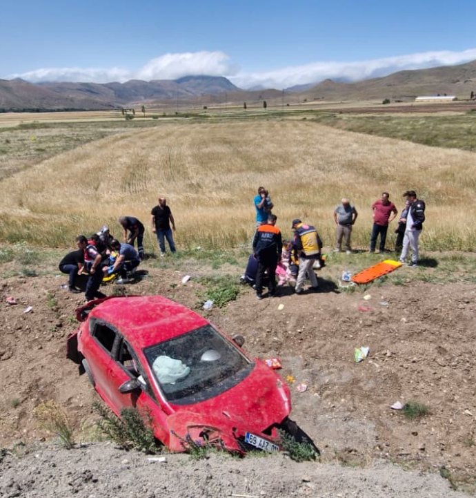 Bayburt’ta otomobil takla attı, 8 kişi yaralandı