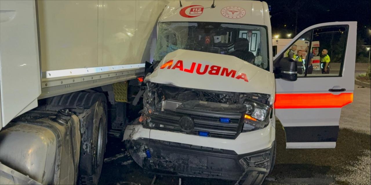 Ambulans ile tır çarpıştı: 6 yaralı