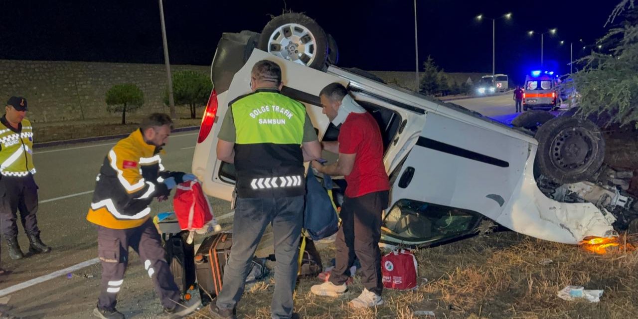 Bordür taşına çarpan araç takla attı: 5 yaralı