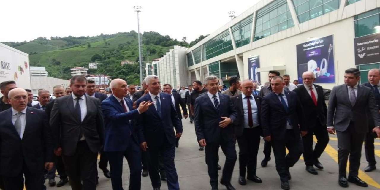Bakan Bolat: "Sarp Gümrük Kapısı sadece Gürcistan'a değil, bütün Asya ülkelerine açılan stratejik bir geçiş koridorudur"