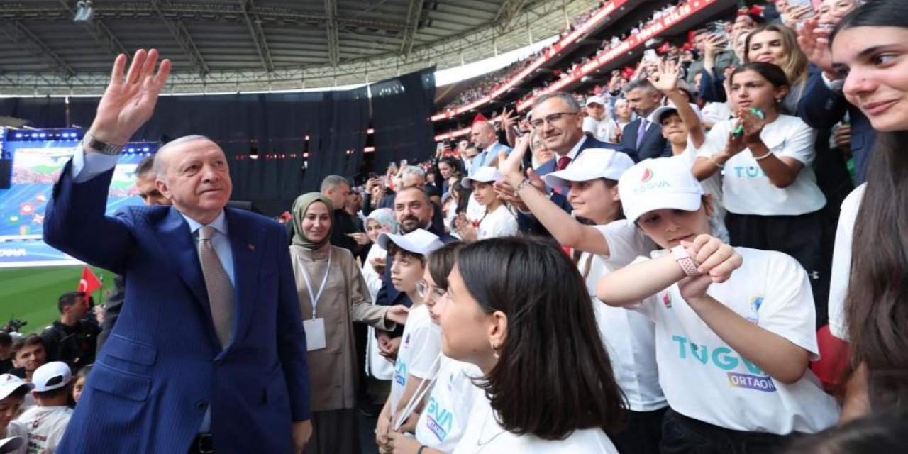 Cumhurbaşkanı Erdoğan: "Gençlerimizin en iyi şekilde yetişmeniz için tüm gücümüzle çalışıyoruz"