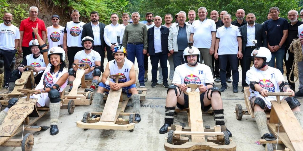 Rize'de geleneksel tahta araba yarışları Formulaz renkli görüntülere sahne oldu