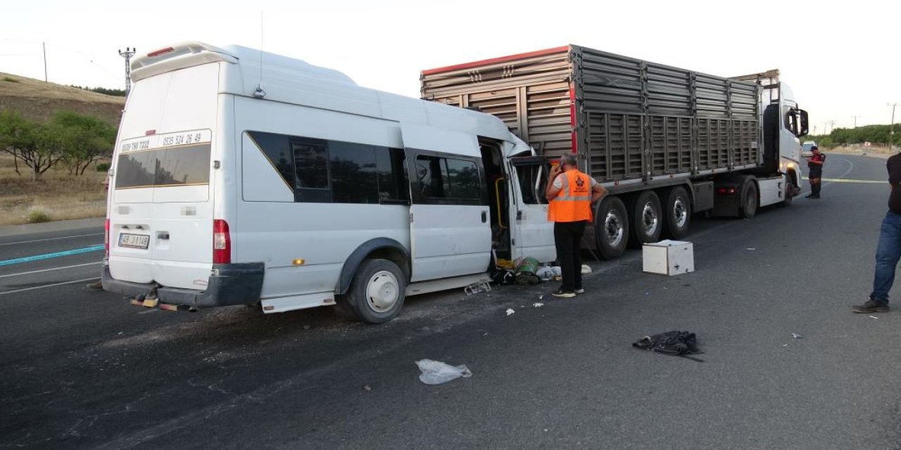Malatya'da tarım işçilerini taşıyan minibüs tıra çarptı: 19 yaralı
