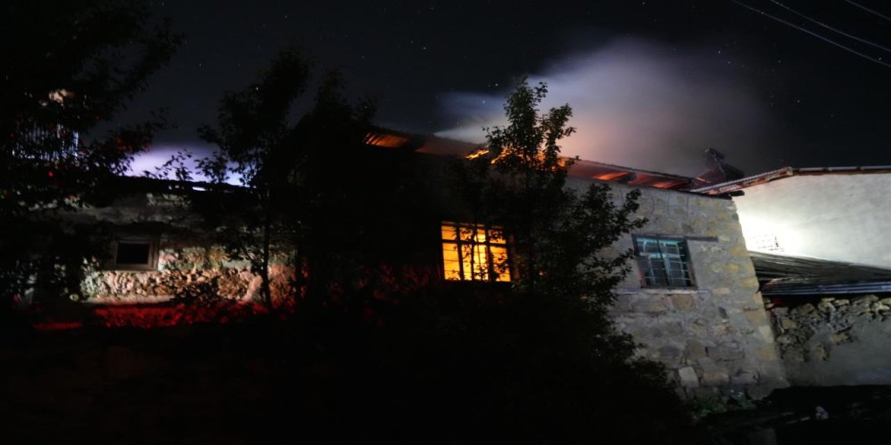 Gümüşhane’de gece çıkan yangında 3 ev hasar gördü
