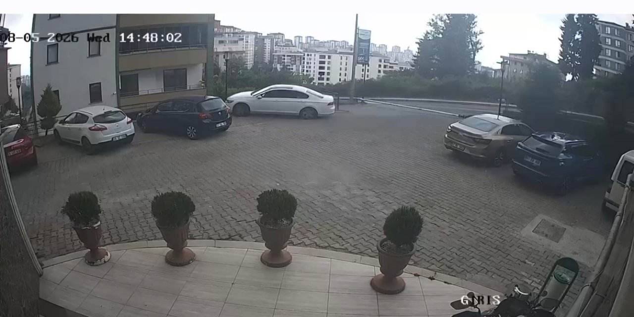 Sürücü fren yerine gaza basınca araç site duvarından aşağı uçtu: 1’i çocuk 3 yaralı