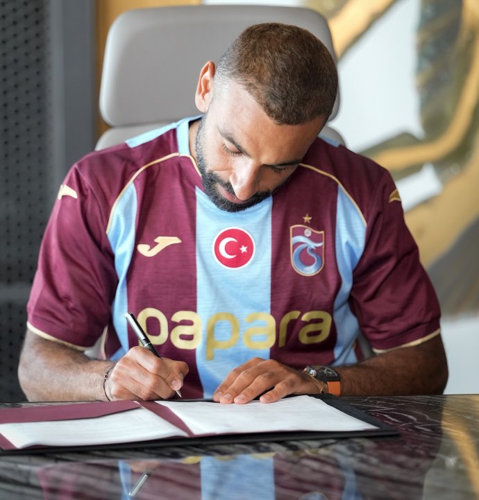 Salah Trabzonspor'a imzayı attı, ayağının tozuyla Trabzonspor reklam filmi çekimine katıldı