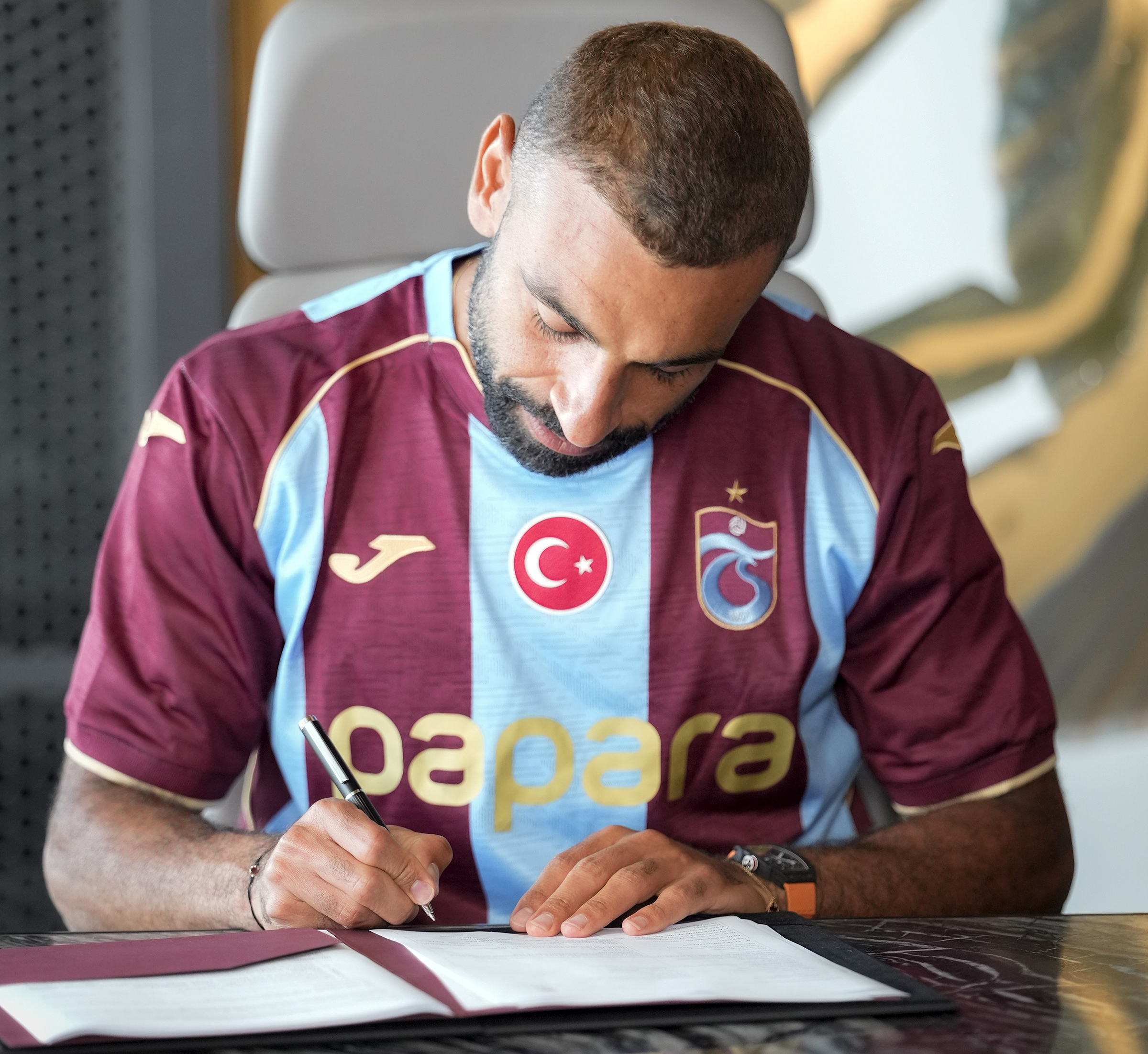 Salah Trabzonspor'a imzayı attı, ayağının tozuyla Trabzonspor reklam filmi çekimine katıldı