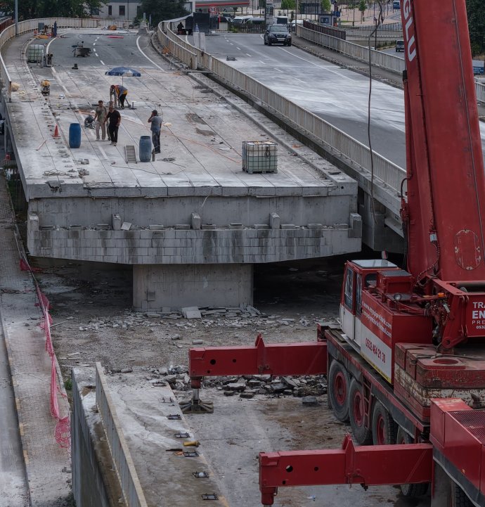 Yıkımı süren Reşadiye Viyadüğü'nde ilk beton blok sökülerek alındı