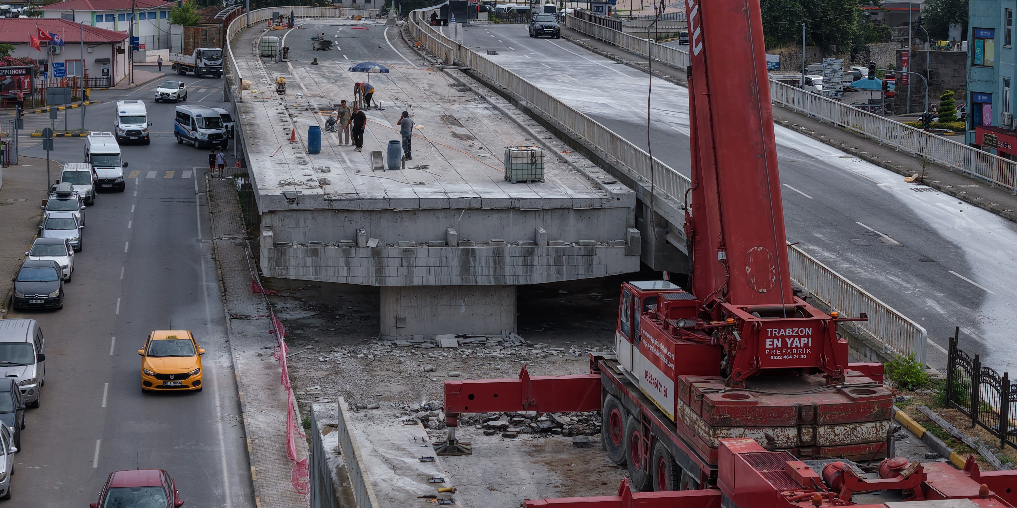Yıkımı süren Reşadiye Viyadüğü'nde ilk beton blok sökülerek alındı