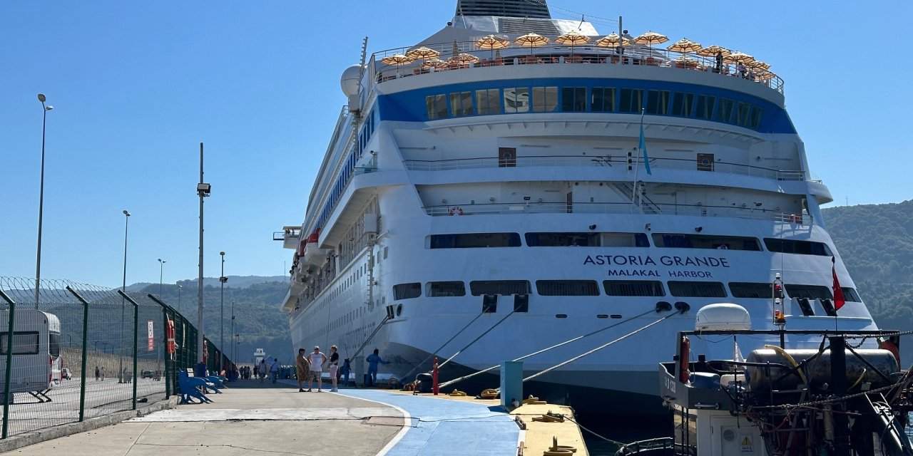 Amasra'da Kruvaziyerden İnen Rus Turistler Denize Girdi