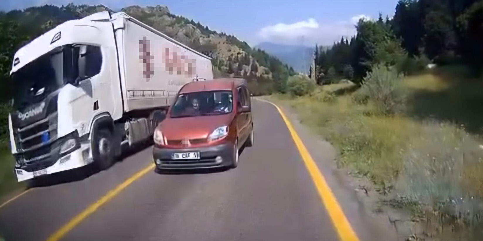 Ardahan-Şavşat karayolunda hatalı sollama araç kamerasında