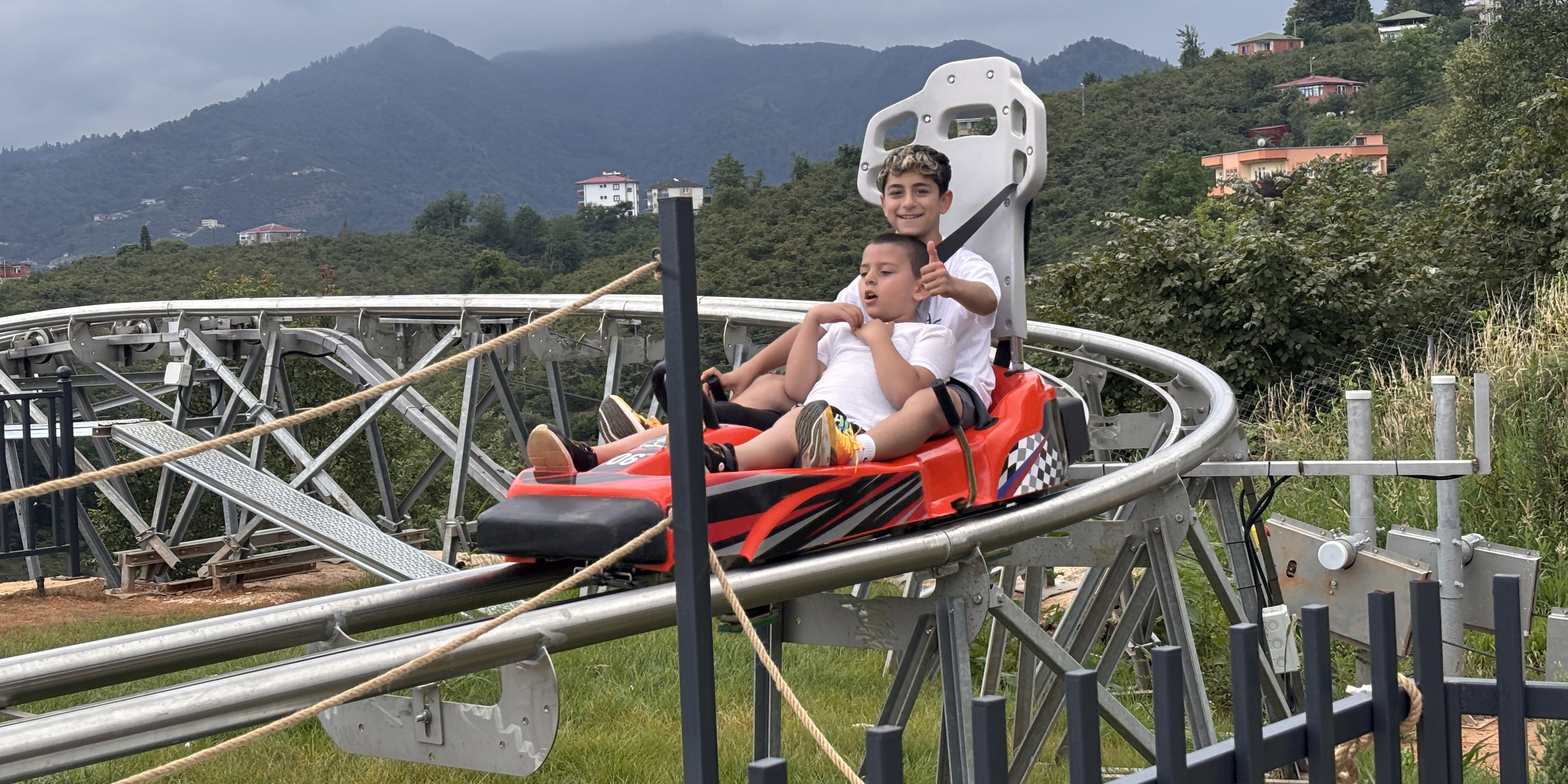 Trabzon'da dağ kızağına turist akını: Metrelerce kuyruk oluşuyor