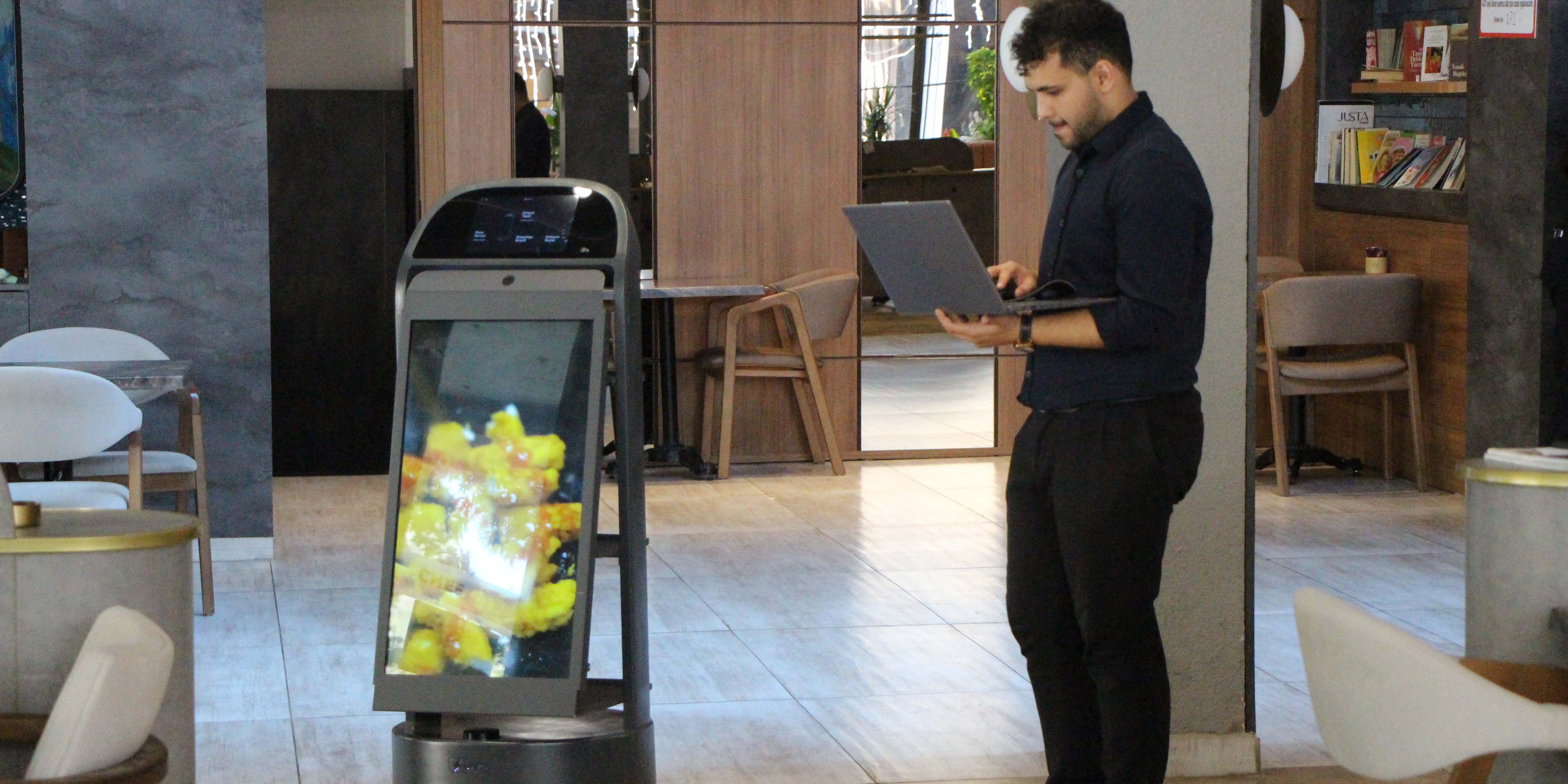 Garson robot ‘Gayretli’ rotasından çıkıp merdivenlerden düştü