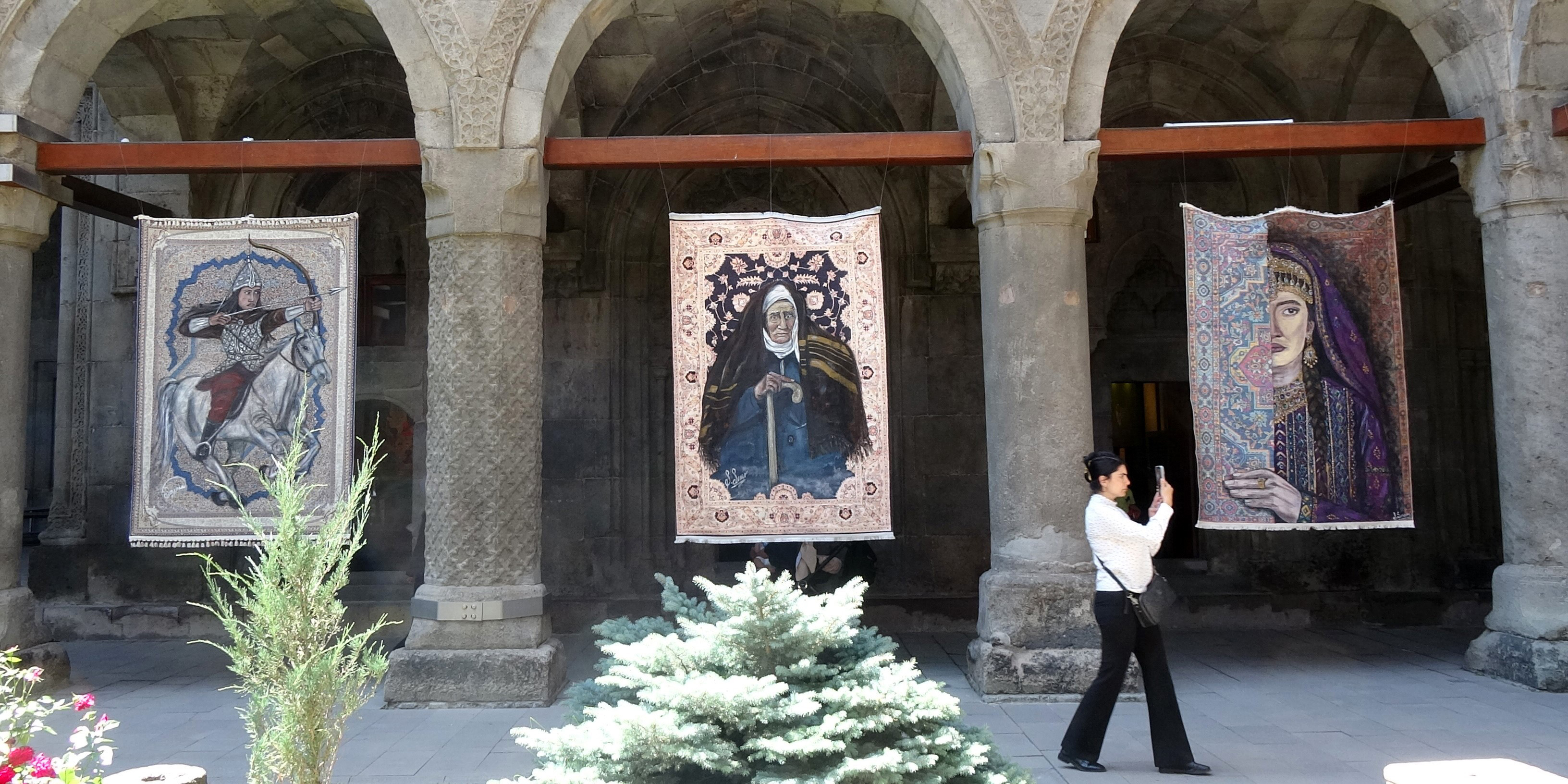 Türkiye'de bir ilki yapıyor: Kilim üzerine fırçasıyla Türk tarihini resmediyor