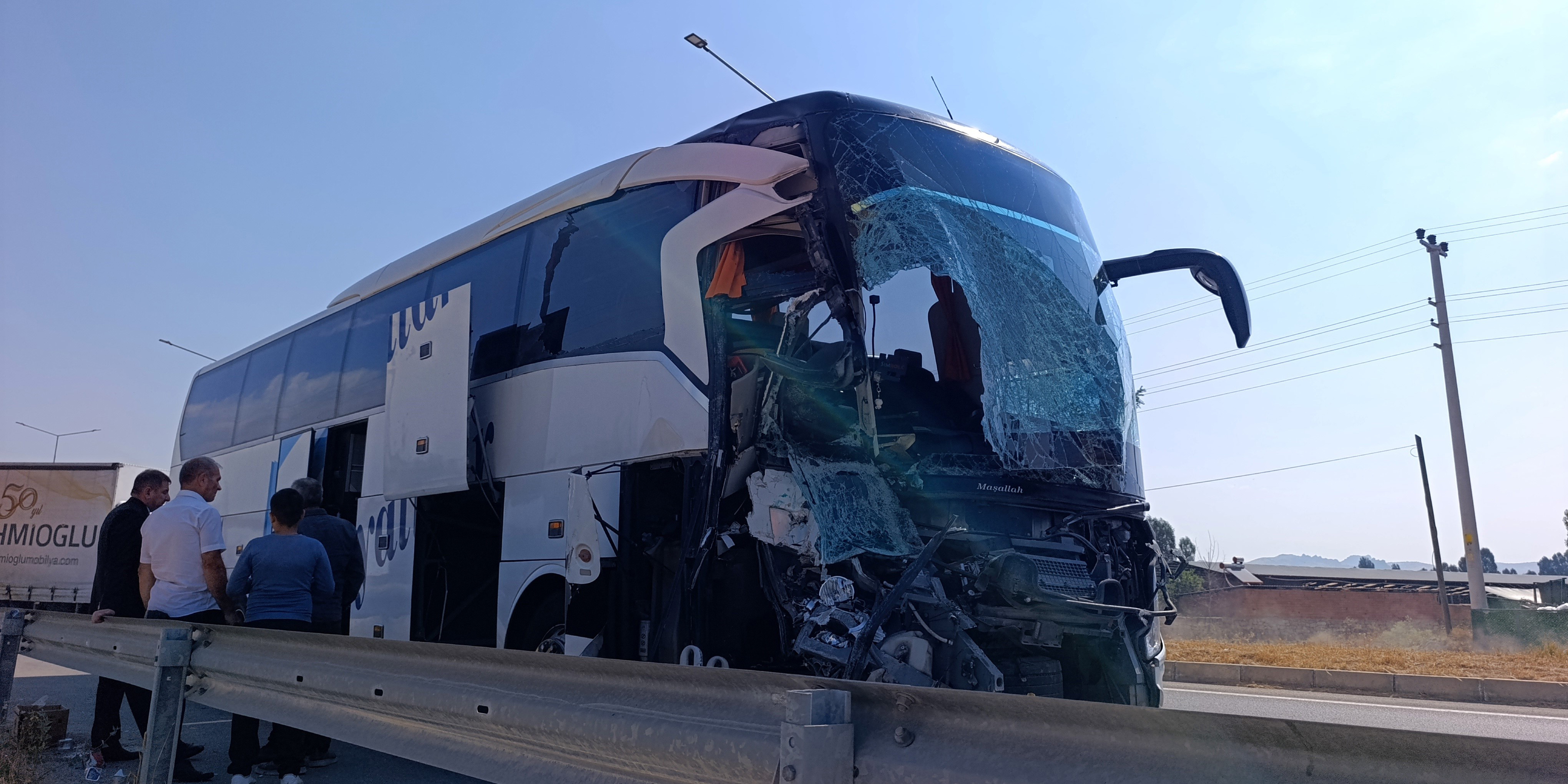 Yolcu otobüsü kamyonete çarptı: 1 ölü, 15 yaralı